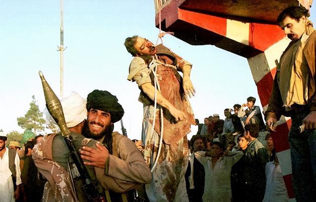 1996年,阿富汗的前总统纳吉布拉,遭遇残忍阉割,尸体被扔臭水沟