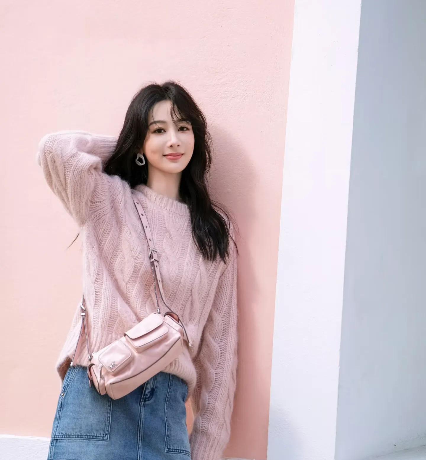 杨紫开工换发型告别黑长直卷发造型甜美到犯规