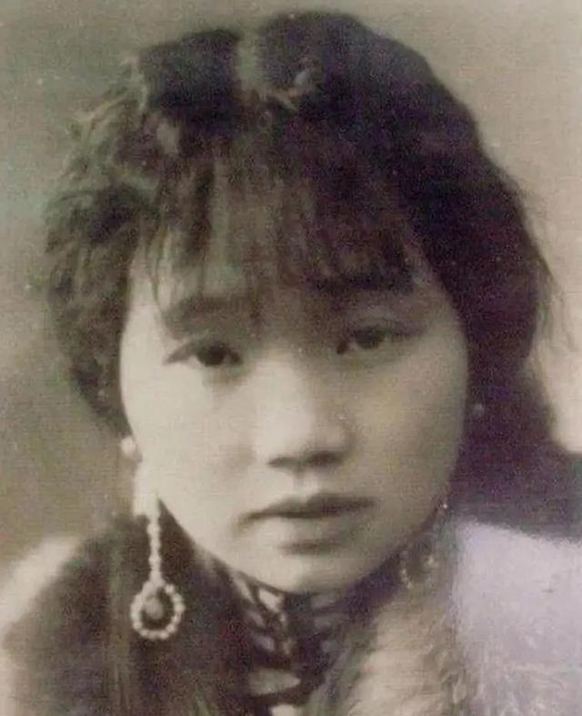 刘文彩三姨太凌君如有多美?18岁留影俊俏秀丽,荣华享尽晚年凄惨