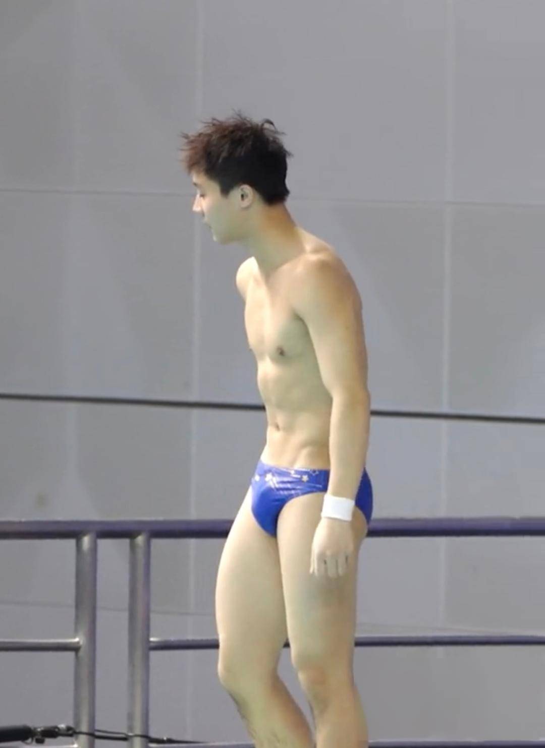 别老盯着陈艾森,成都体院04年跳水弟弟走红啦!