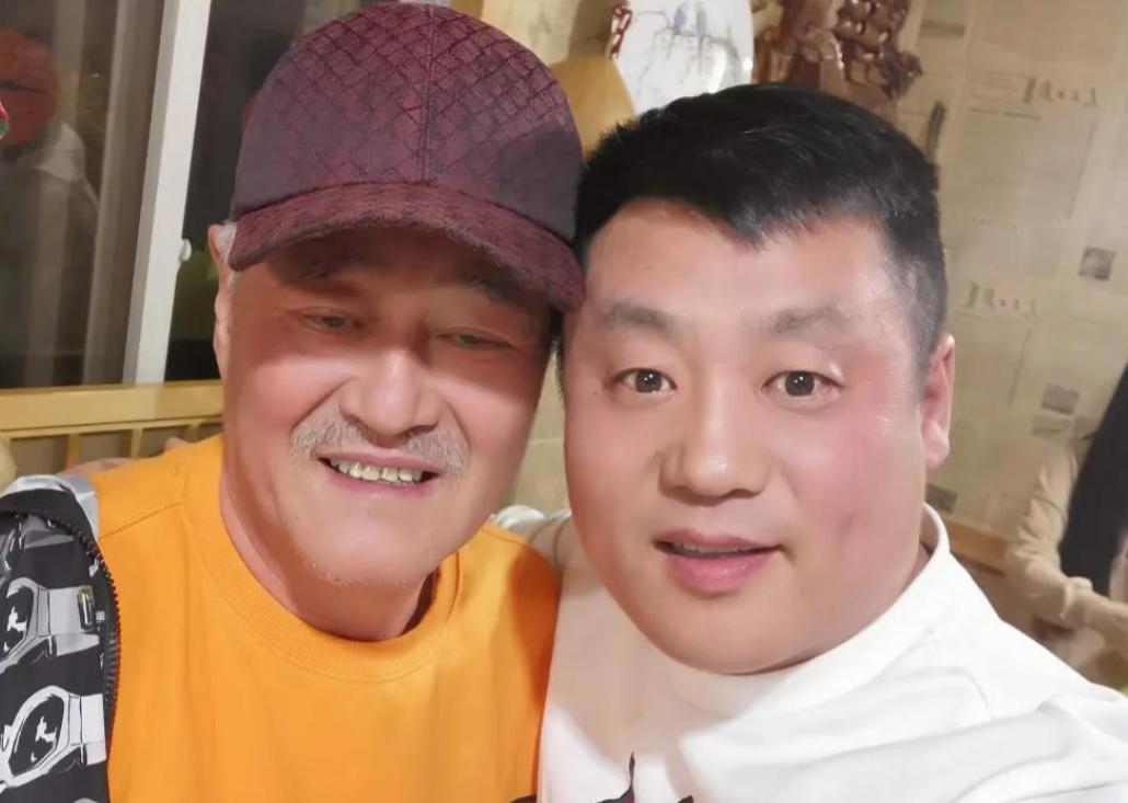 67岁赵本山为宋晓峰理发,佩戴老花眼镜显得格外和蔼