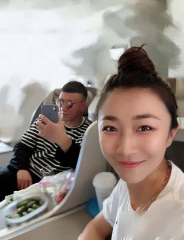 孙红雷妻子曝光岳母正脸,气质知性优雅,竟比女婿还显年轻