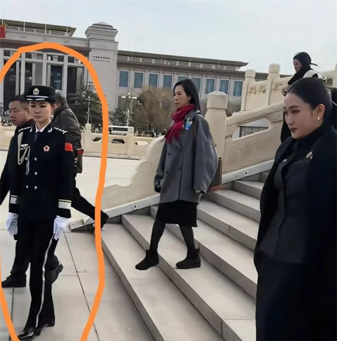 80后泰国总理敬献花圈侧颜超精致访华期间获女保镖严月霞护航