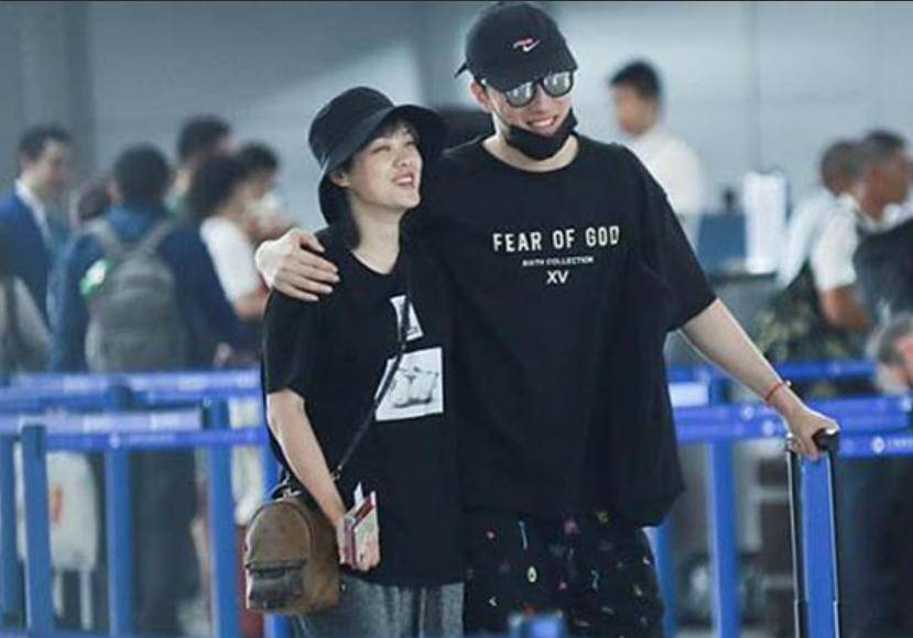 刘翔吴莎春节探亲!包裹严实亮相安徽芜湖,41岁的刘翔还玩滑梯