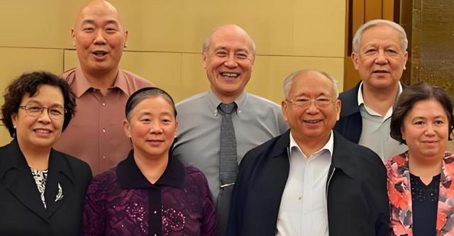 罗荣桓的儿子罗东进,被授中将衔,他与林豆豆合影站在正中间