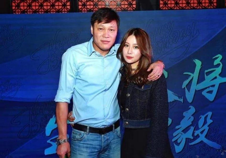 范志毅带妻子亮相东京!小17岁娇妻优雅现身