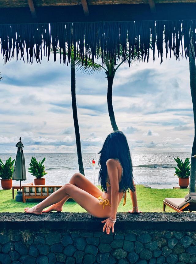 温碧霞罕晒泳装照,年近六十岁仍漂亮大方,马甲线身材超养眼