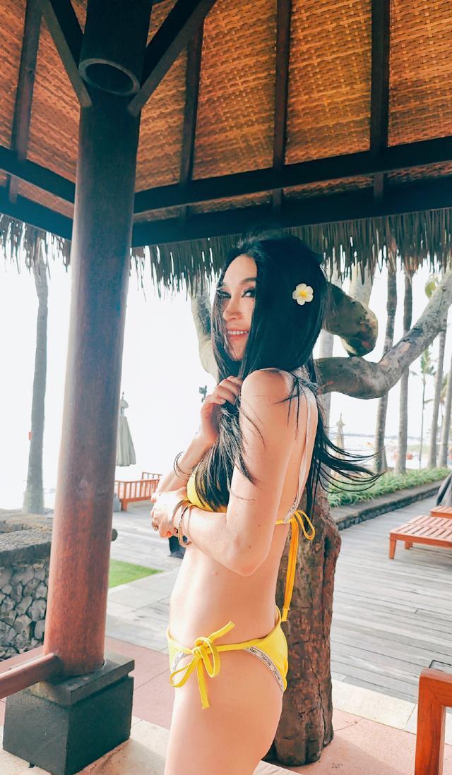 温碧霞罕晒泳装照,年近六十岁仍漂亮大方,马甲线身材超养眼