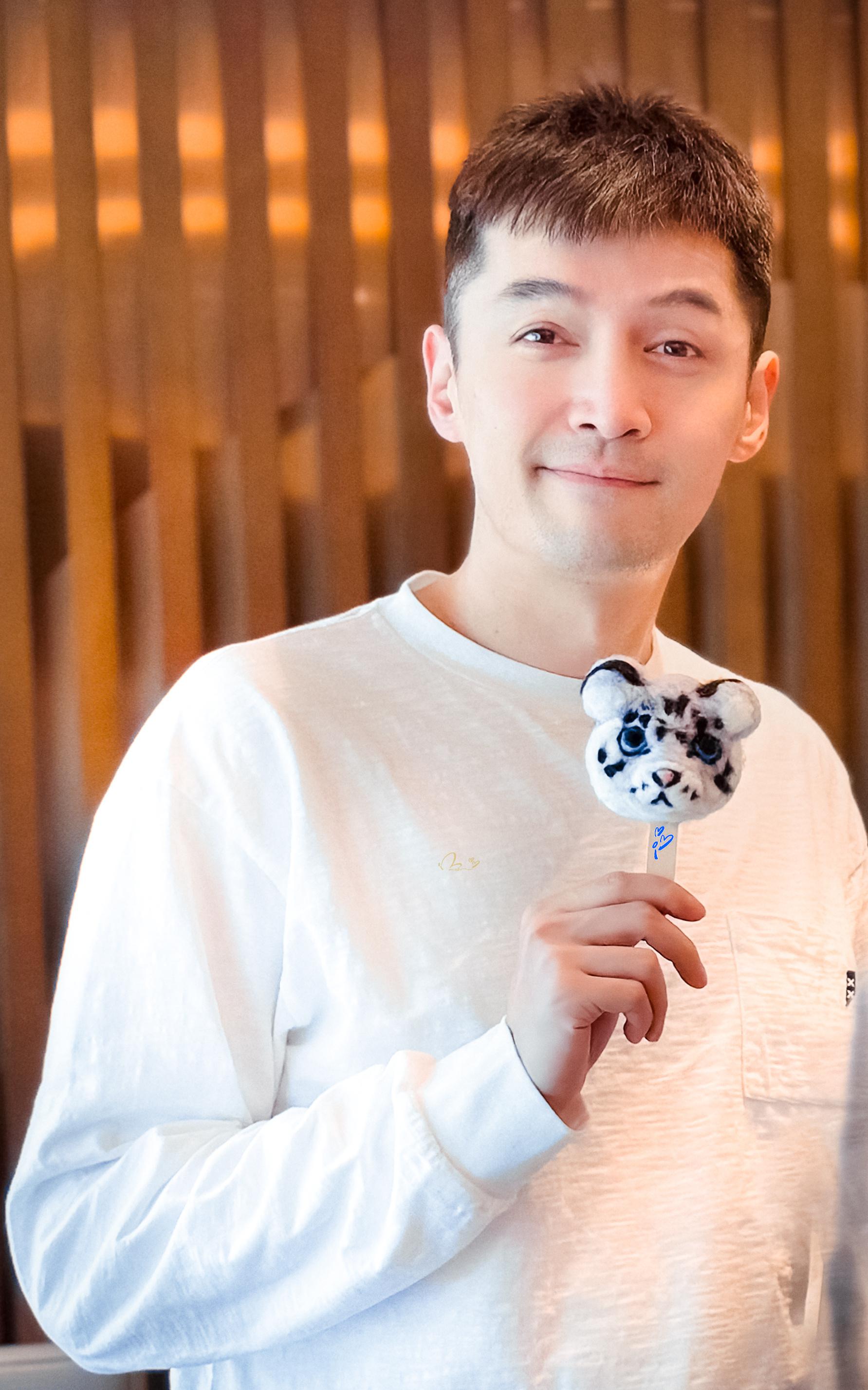 胡歌43岁生日照曝光,苍老模样引热议:与印象中的胡歌相差太大了