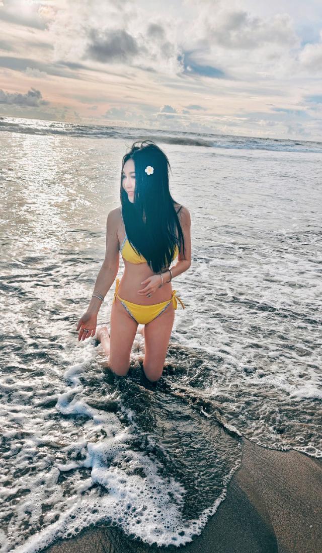 温碧霞罕晒泳装照,年近六十岁仍漂亮大方,马甲线身材超养眼