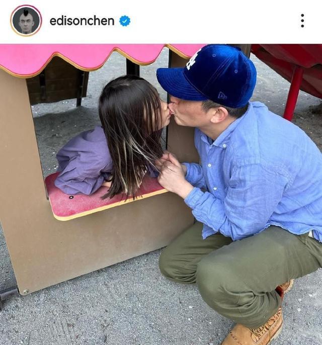 嘴对嘴亲吻,和儿子赤身共浴,没边界感的明星父母到底有多离谱?