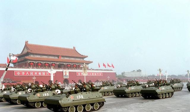 1984年阅兵,特殊横幅惹邓公"脸色大变",事后表态:有个缺陷