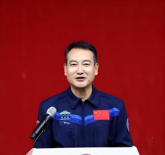 翟志刚:完成航空任务归家探亲,却赶上母亲葬礼,抱骨灰盒痛哭