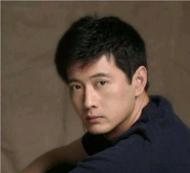 王同辉:长相帅气戏也好,娶了圈外妻子,幸福美满