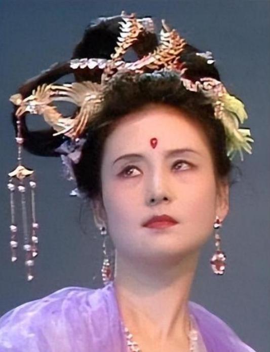 嫦娥邱佩宁,出身将门,二婚嫁富商做慈善,隐退建上百所希望小学