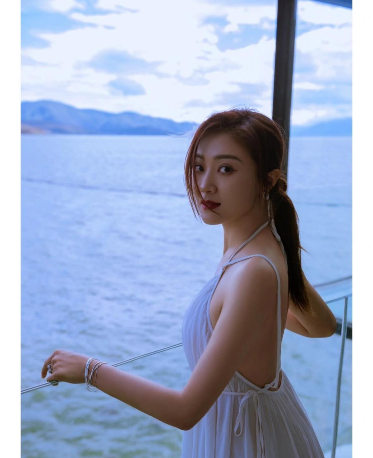 玖月奇迹的王小玮身材出众,真空搭配丝绒连体裤,魅力异常迷人