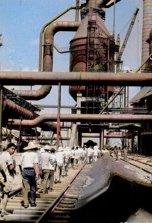 实拍1959年武汉:东湖游泳女孩好漂亮,武钢车间工人劳动热情高