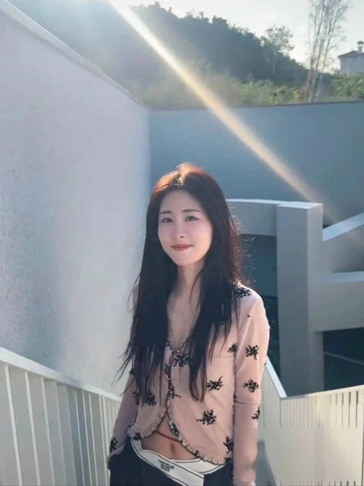 张碧晨晒母女烟花照5 岁小小晨身高惹人瞩目