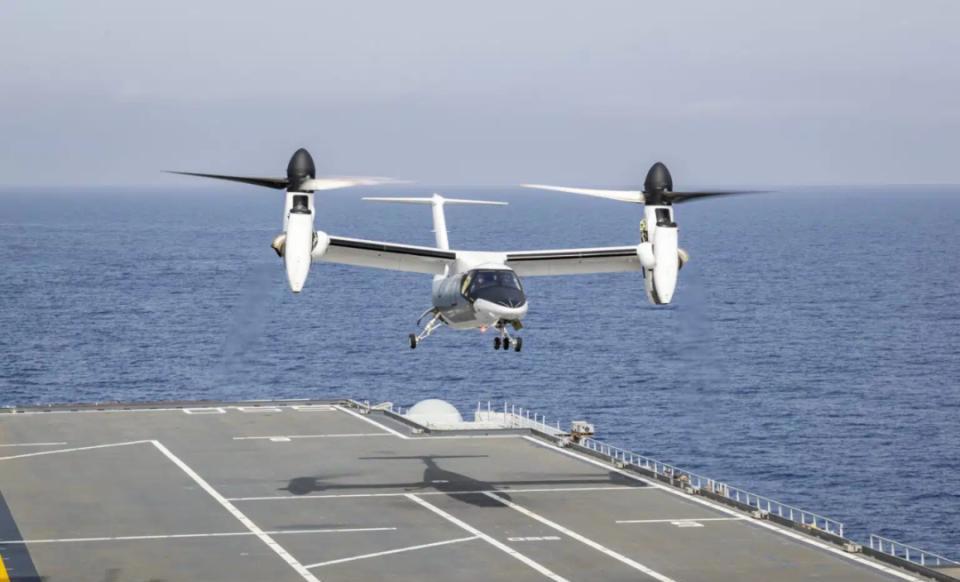 美国新型神秘倾转翼飞机亮相,具混合动力垂直起降能力