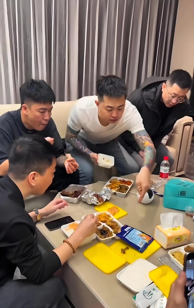 yy新总裁三把火烧人,阿哲卖表还债,王小源被警告!