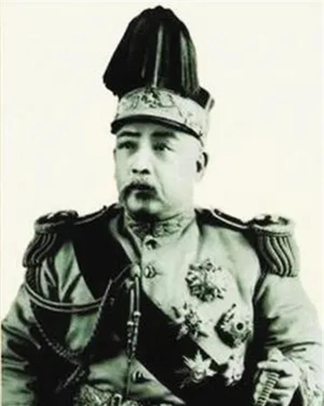 55年伟人接见清朝禁卫军统领,笑道:我看你的样子也不像大将军嘛