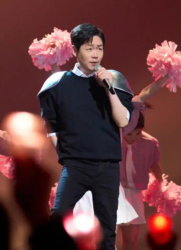 李思捷亮相《声生不息》,一举动被称亲民,最终一集令人期待