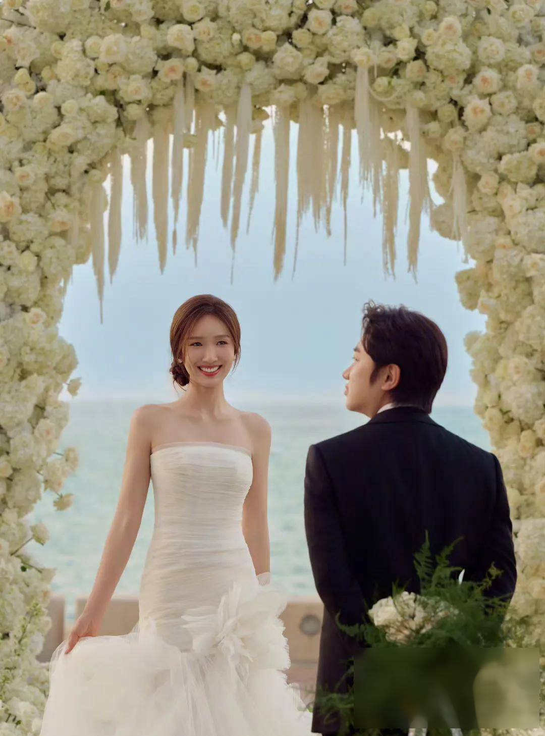 李亚男10周年情人节晒新婚纱照,王祖蓝浪漫回应超恩爱