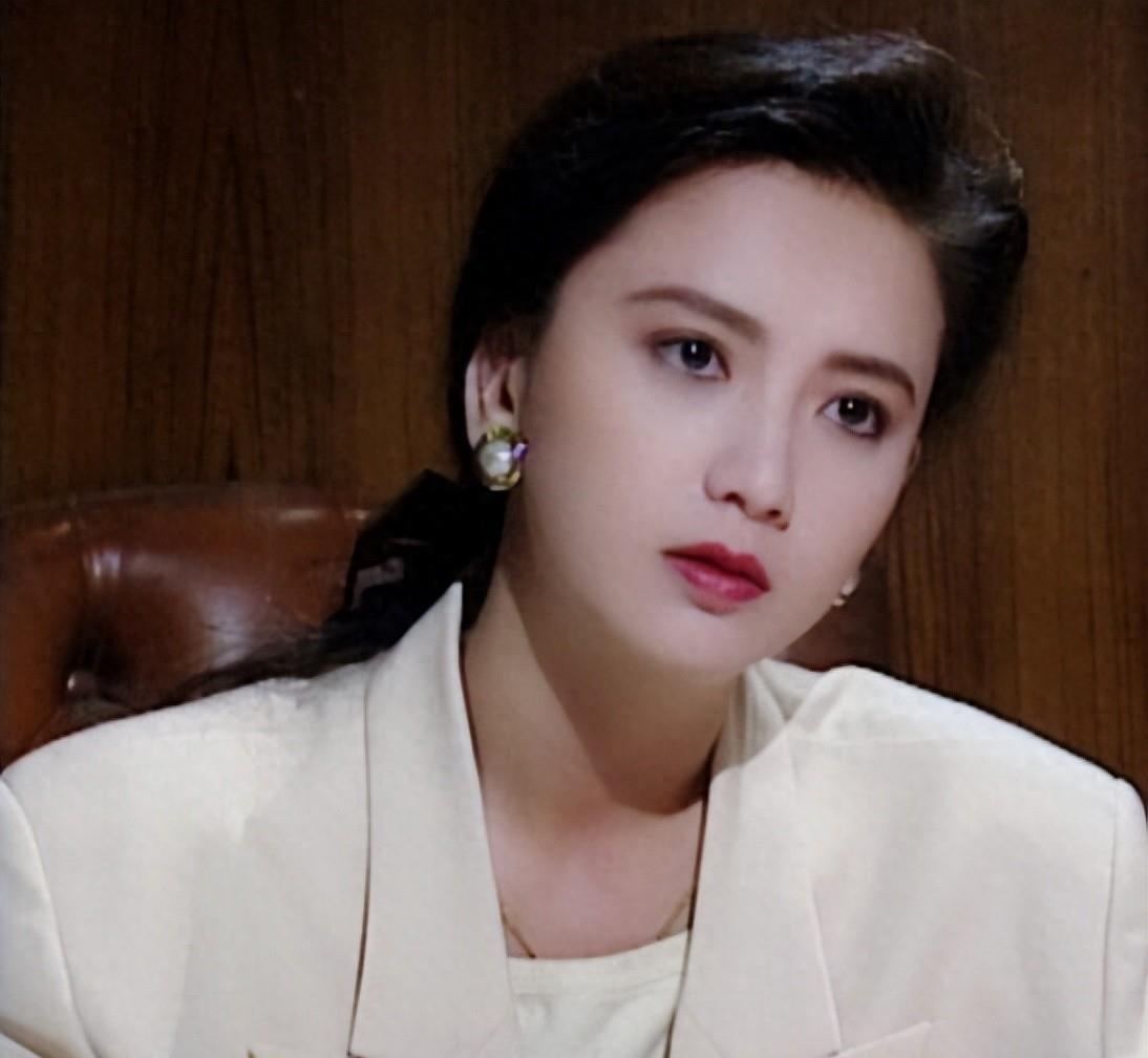 59岁曾华倩回乡扫墓,素颜发胖,发际线后退,网友:比刘嘉玲更美