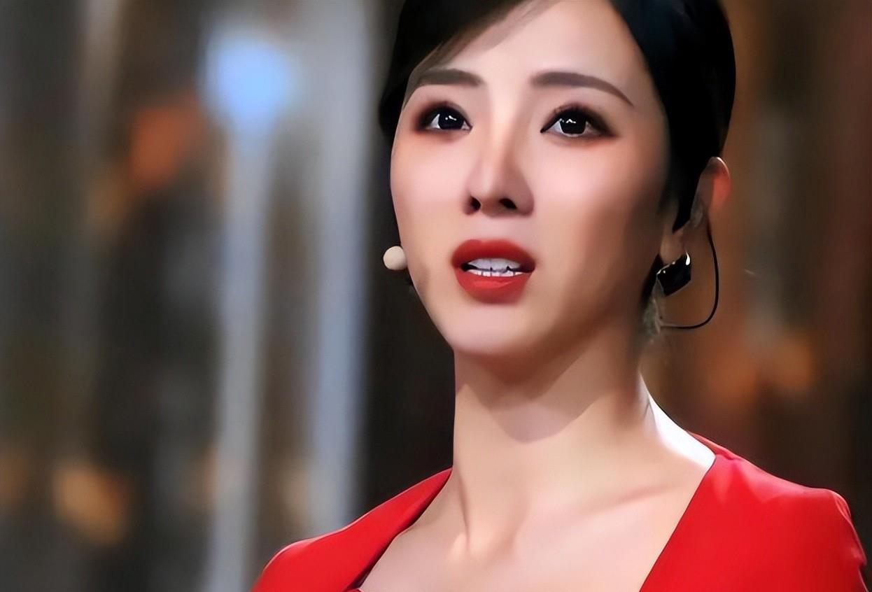 告别央视的主持人李思思,嫁给自己初恋三年生两娃后,现状如何?