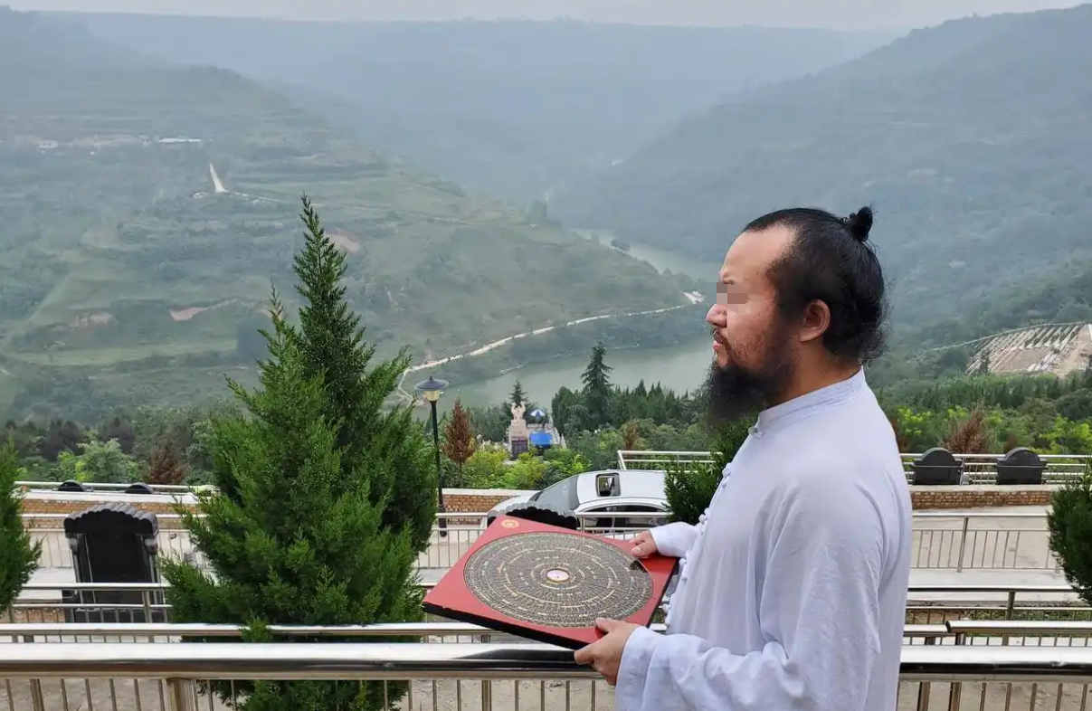 风水先生看坟山风水,见一灰衫老者被树藤缠身,摇头叹息扭头就走