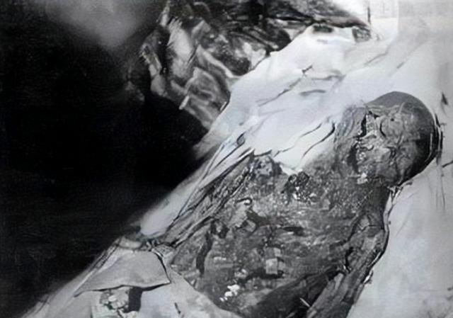 慈禧死后有多惨?被弃尸40天,脸上留刀口,全身被扒得仅剩亵裤