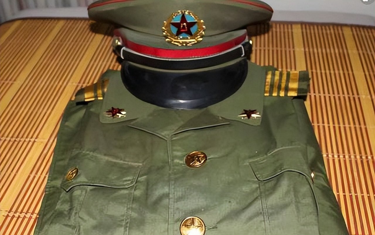 90年代我见解放军着装很帅气,入伍后才发现并非如此