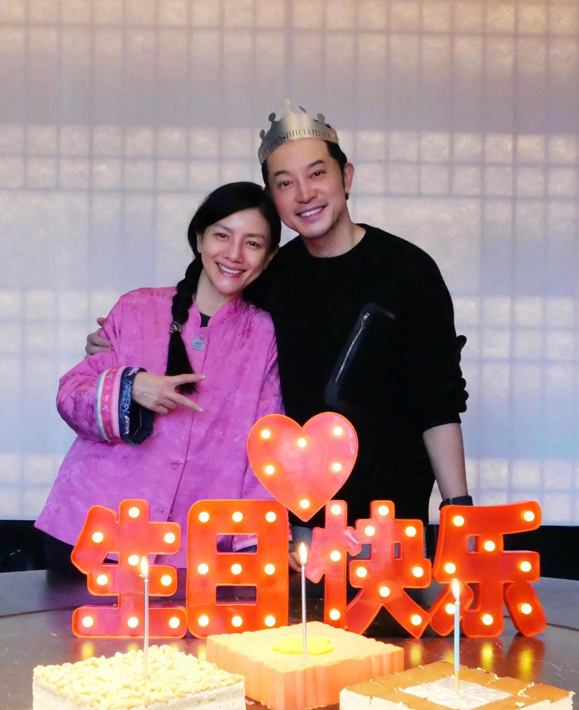 胡可分享全家合影为沙溢庆祝生日,47岁的沙溢减肥后显得年轻