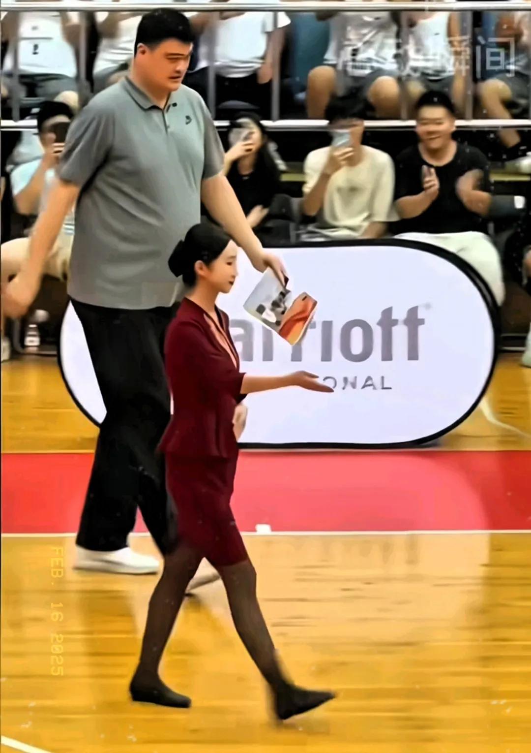 姚明现身美国!发福明显,张兆旭跟随似保镖