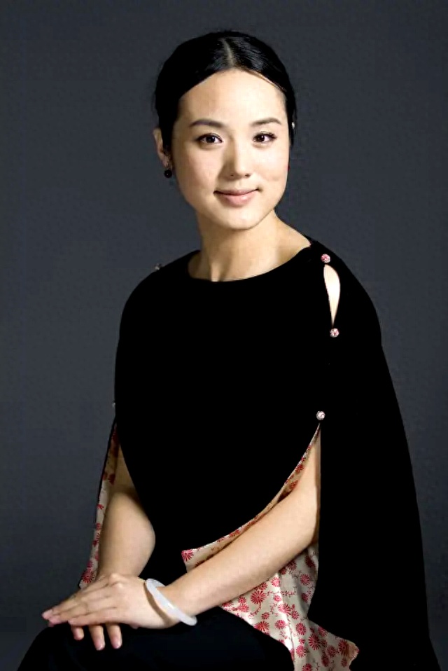 歌唱家哈辉:嫁大10岁三婚央视主持人,连生2胎,一家四口很幸