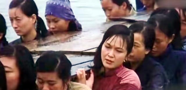 沂蒙红嫂搭人桥震撼外国人,法国网友:他们唯独没想过投降