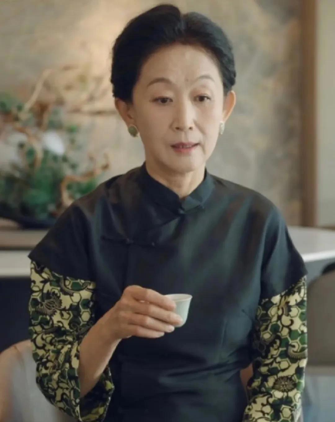 看到陈瑾和奚美娟的最新照片才明白不依赖医美和过度打扮