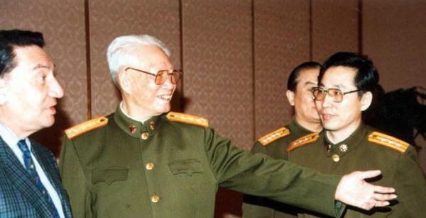 张海阳参军成炊事兵,有人悄悄告诉连长:他父亲是开国中将张震