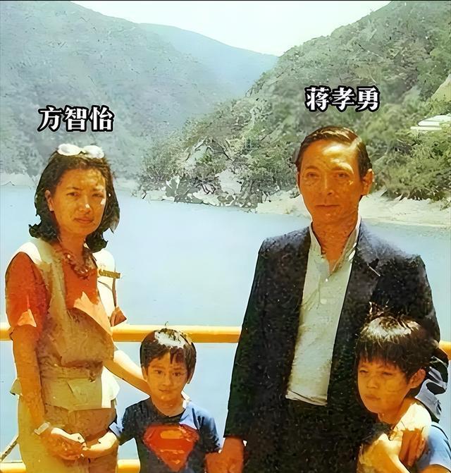 1996年,蒋孝勇的葬礼上,哥哥蒋孝严的一张留影,满脸悲伤!