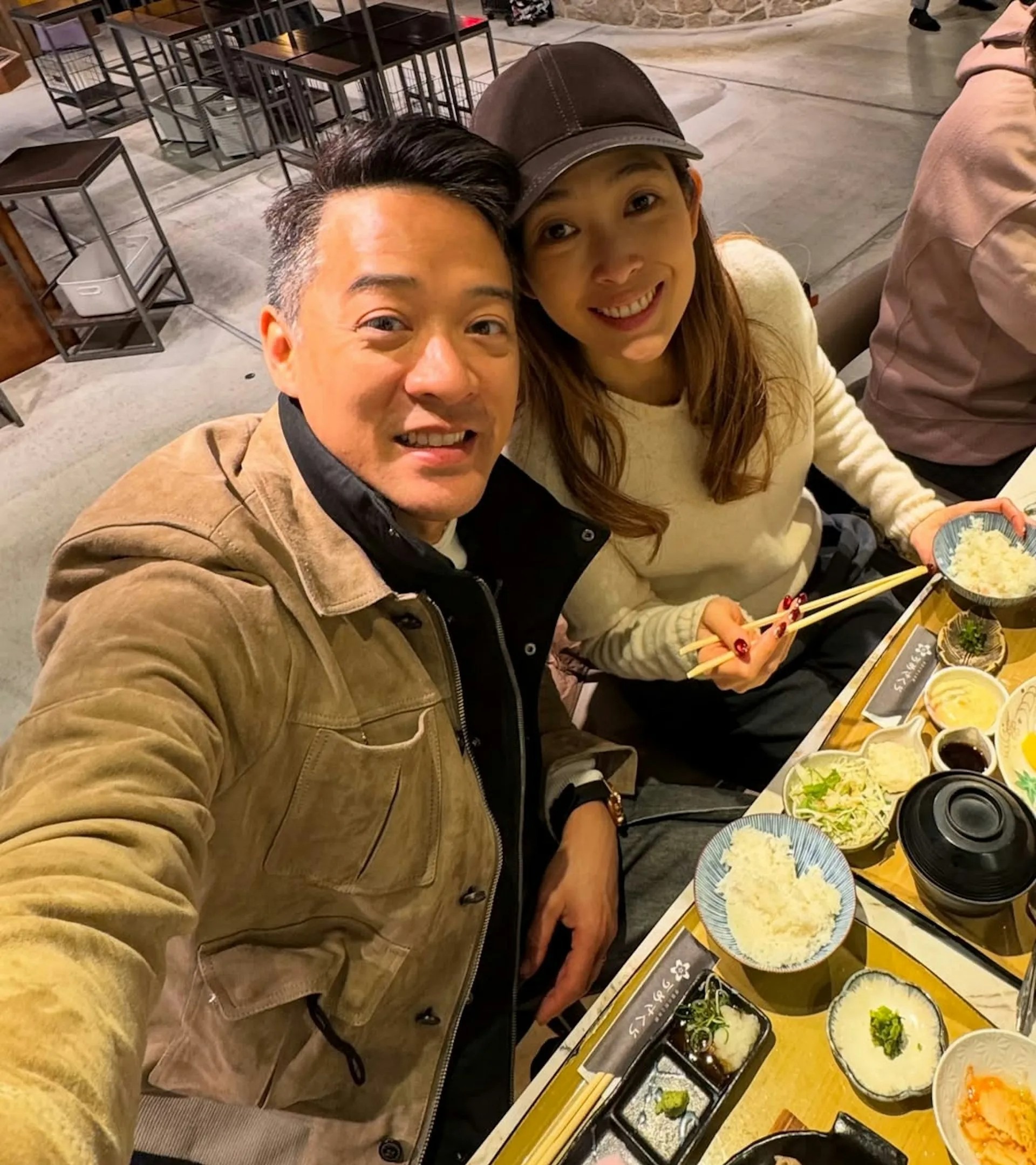 前tvb帅哥陈智燊与宋熙年大阪庆情人节两鬓斑白展现熟男魅力