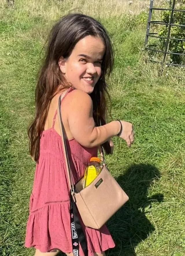 1米1侏儒症女孩做"性感博主"火了?回怼网友质疑:我男友支持我