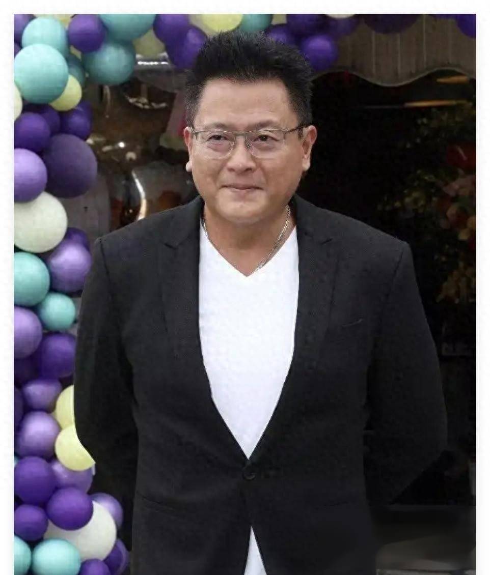 魏骏杰前妻痴迷整容,尖下巴赛锥子,好似芭比娃娃