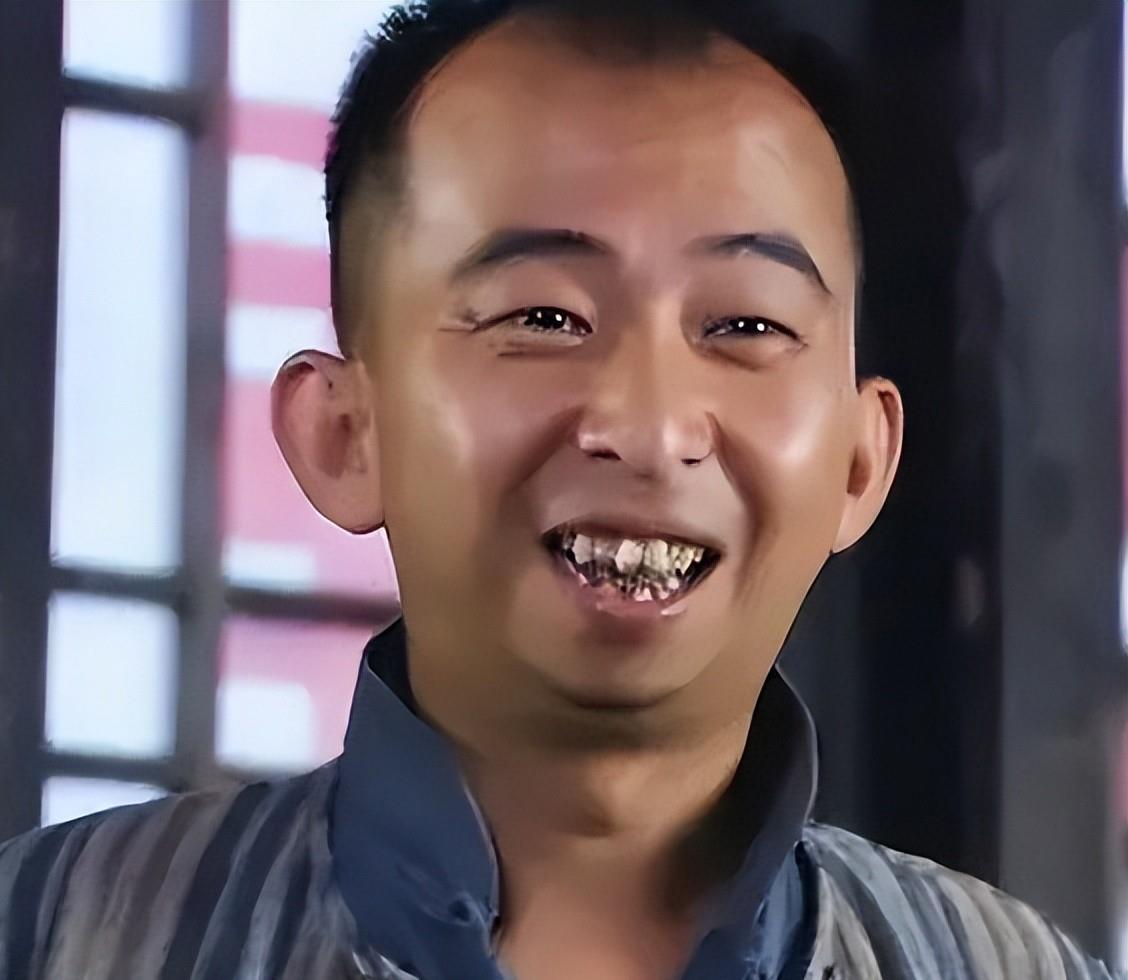 他被称为"最丑明星",娶得美丽妻子后,历经24年逆转成亿万导演