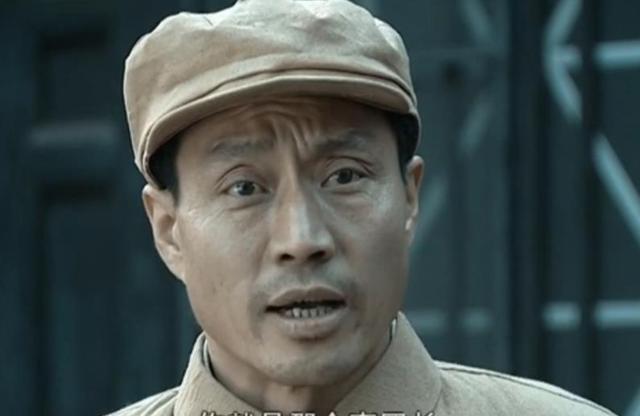 亮剑中,李云龙查房时,为何一摸朱子明的被窝,就知此人叛变了?