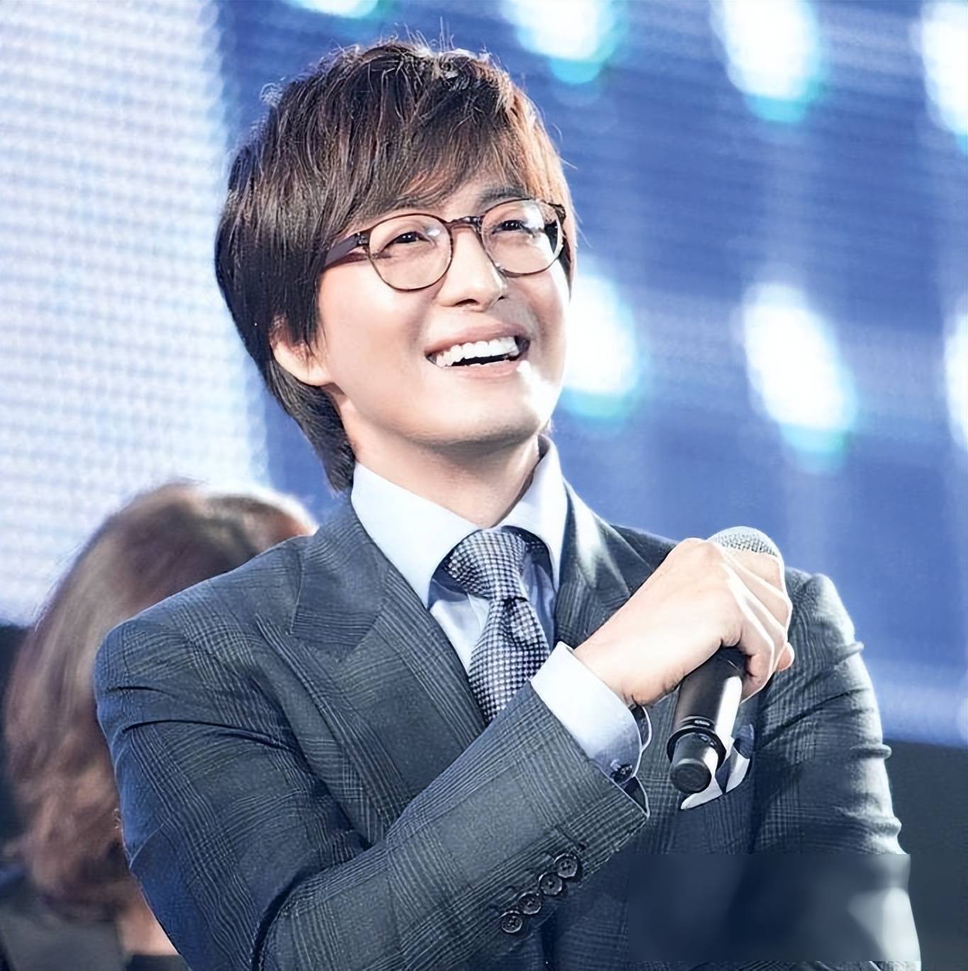 韩星裴勇俊豪捐30亿韩元助力低收入家庭治疗