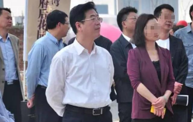 私生活混乱带妻女侵吞6000万李亿龙走到今天的结局谁也怪不了