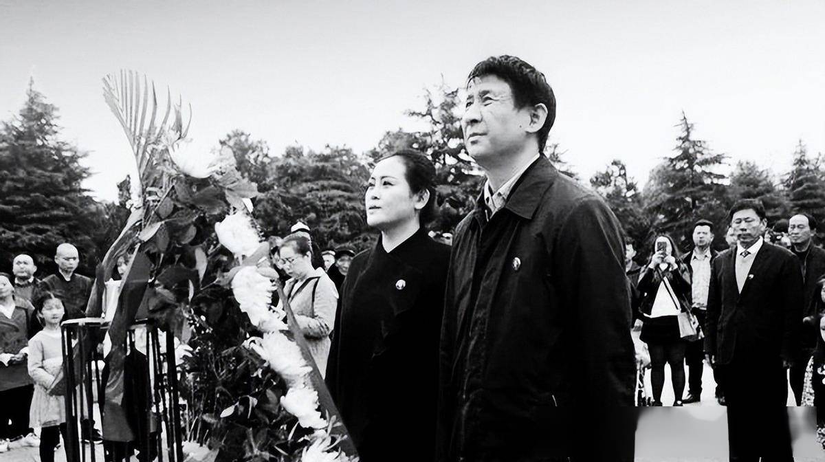 王效芝结婚,证婚人刘源强调:今人要全力捍卫先辈成功