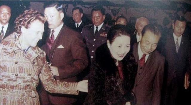 蒋经国是宋美龄亲生的吗
