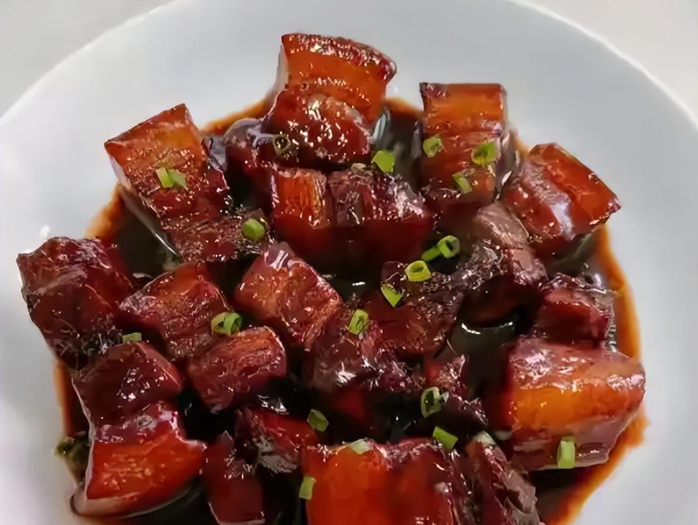 陈赓在餐厅用餐,见王树声将碗藏于桌下,便说道:再来一碗红烧肉