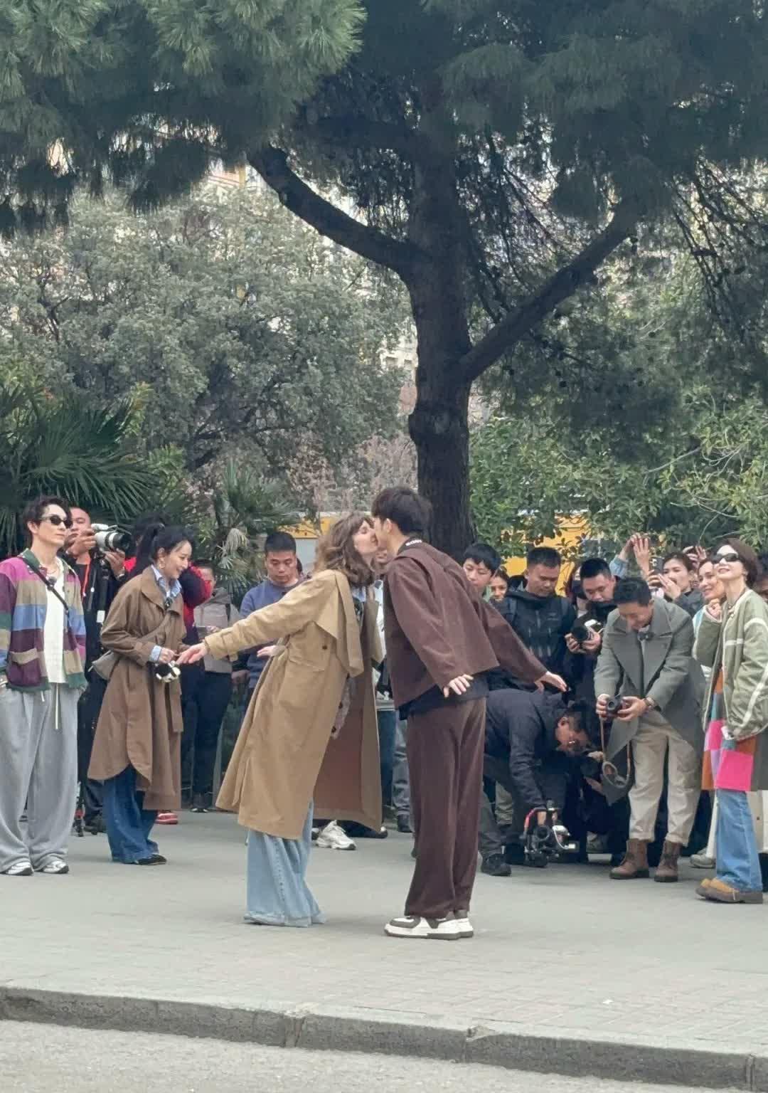 吻戚薇